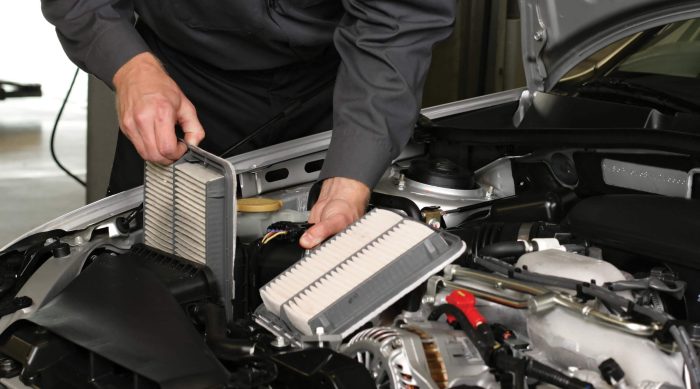 O filtro de ar fica logo na entrada de ar do motor do seu carro.